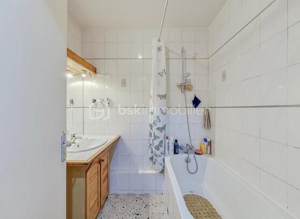 *** APPARTEMENT TRAVERSANT T4 DE 75M2 À MONTPELLIER - QUARTIER MOSSON - MONTPELLIER *** 

EXCLUSIVITÉ - Situé au nord de Montpellier, dans le quartier de la Mosson, venez découvrir cet appartement traversant T4 de 75 m², situé au 4ᵉ et dernier étage sans ascenseur.

Il se compose d’une entrée, d’un séjour lumineux donnant accès à une terrasse, d’une cuisine indépendante avec arrière cuisine, trois chambres, d’une salle de bain et d’un WC indépendant.

Le stationnement est libre au sein de la résidence.

L’appartement est actuellement loué jusqu'au mois de septembre 2027 :
800 € + 80 € de charges, ce qui en fait un bien idéal pour un investissement locatif.

Une vidéo est disponible sur demande.

À visiter sans tarder !