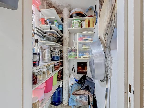 *** APPARTEMENT TRAVERSANT T4 DE 75M2 À MONTPELLIER - QUARTIER MOSSON - MONTPELLIER *** 

EXCLUSIVITÉ - Situé au nord de Montpellier, dans le quartier de la Mosson, venez découvrir cet appartement traversant T4 de 75 m², situé au 4ᵉ et dernier étage sans ascenseur.

Il se compose d’une entrée, d’un séjour lumineux donnant accès à une terrasse, d’une cuisine indépendante avec arrière cuisine, trois chambres, d’une salle de bain et d’un WC indépendant.

Le stationnement est libre au sein de la résidence.

L’appartement est actuellement loué jusqu'au mois de septembre 2027 :
800 € + 80 € de charges, ce qui en fait un bien idéal pour un investissement locatif.

Une vidéo est disponible sur demande.

À visiter sans tarder !