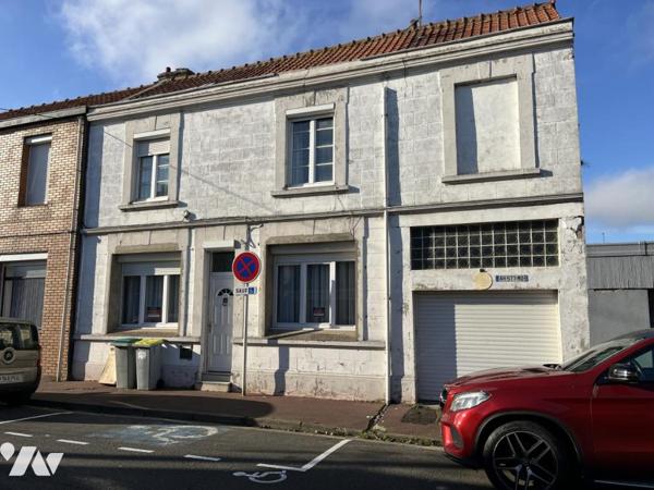 GRANDE MAISON avec garage et jardin, à rénover