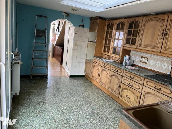 GRANDE MAISON avec garage et jardin, à rénover