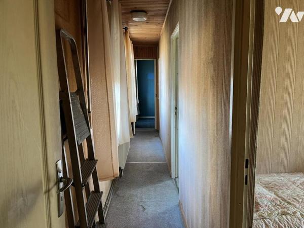 GRANDE MAISON avec garage et jardin, à rénover