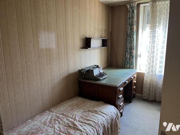 GRANDE MAISON avec garage et jardin, à rénover