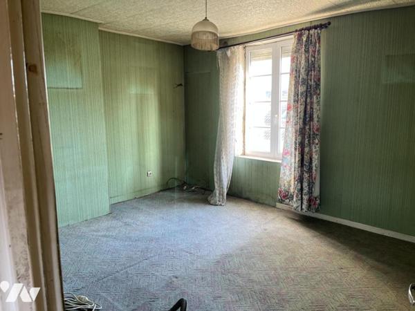 GRANDE MAISON avec garage et jardin, à rénover