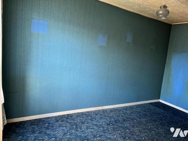 GRANDE MAISON avec garage et jardin, à rénover