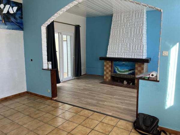 GRANDE MAISON avec garage et jardin, à rénover