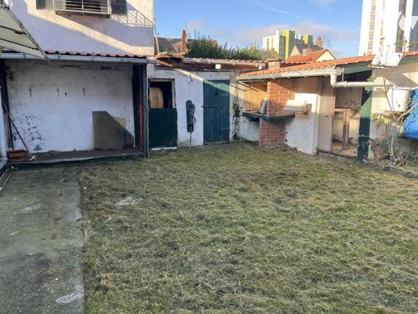 GRANDE MAISON avec garage et jardin, à rénover