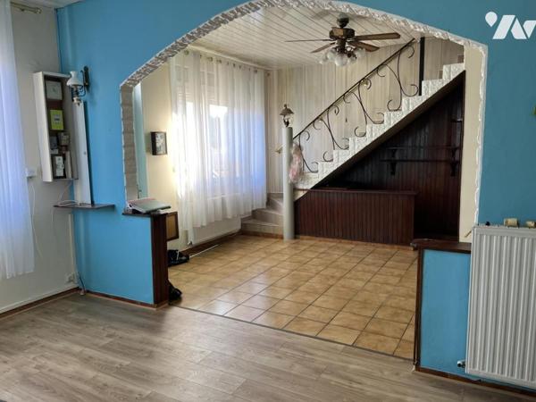 GRANDE MAISON avec garage et jardin, à rénover