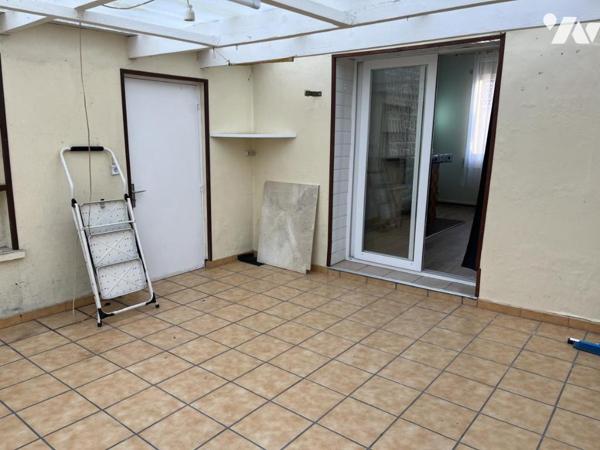 GRANDE MAISON avec garage et jardin, à rénover