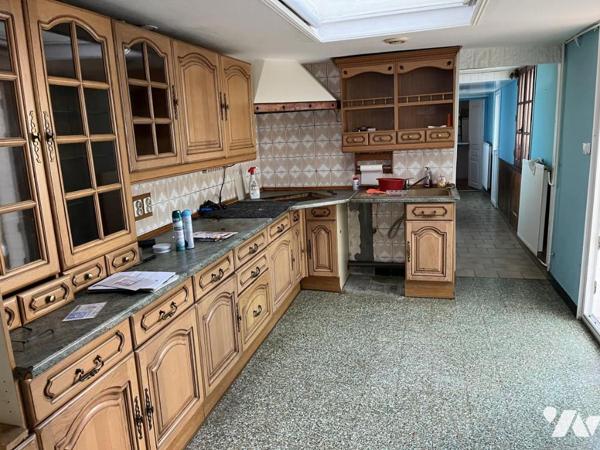 GRANDE MAISON avec garage et jardin, à rénover