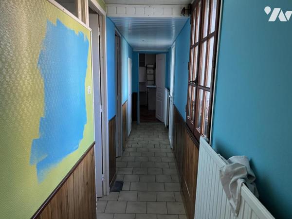 GRANDE MAISON avec garage et jardin, à rénover