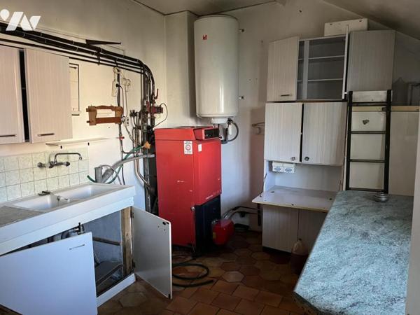 GRANDE MAISON avec garage et jardin, à rénover