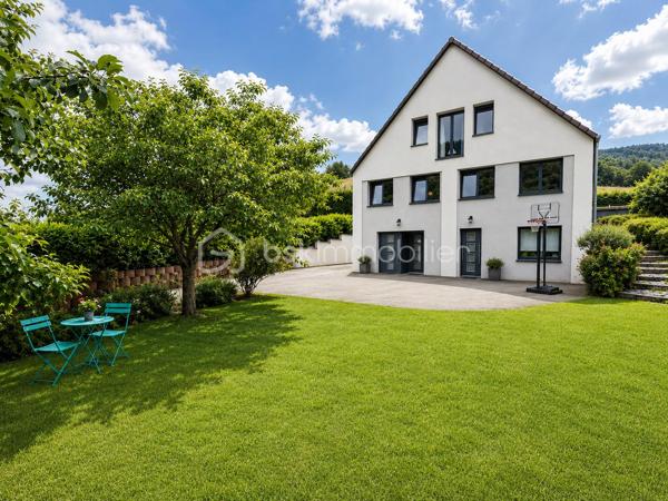 Cette belle maison familiale de 160 m² implantée sur un terrain de 6,39 ares a trouvé ses nouveaux propriétaires !

Elle offrait de nombreux atouts :
. Un vaste salon-séjour lumineux avec accès direct à la terrasse
.Une cuisine fonctionnelle ouverte sur les espaces de vie
. 4 chambres réparties sur plusieurs niveaux
.Un grand palier pouvant faire office de bureau ou de salle de jeux
.Garage, chaufferie et buanderie
 .Fenêtres rénovées il y a 4 ans
. Façade récemment rénovée

Merci aux vendeurs pour leur confiance et félicitations aux acquéreurs pour ce beau projet ! 

Vous aussi, vous souhaitez vendre votre bien dans le secteur ? Contactez-moi pour une estimation offerte.
