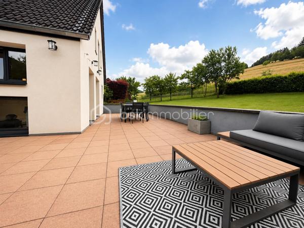 Cette belle maison familiale de 160 m² implantée sur un terrain de 6,39 ares a trouvé ses nouveaux propriétaires !

Elle offrait de nombreux atouts :
. Un vaste salon-séjour lumineux avec accès direct à la terrasse
.Une cuisine fonctionnelle ouverte sur les espaces de vie
. 4 chambres réparties sur plusieurs niveaux
.Un grand palier pouvant faire office de bureau ou de salle de jeux
.Garage, chaufferie et buanderie
 .Fenêtres rénovées il y a 4 ans
. Façade récemment rénovée

Merci aux vendeurs pour leur confiance et félicitations aux acquéreurs pour ce beau projet ! 

Vous aussi, vous souhaitez vendre votre bien dans le secteur ? Contactez-moi pour une estimation offerte.