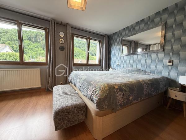Cette belle maison familiale de 160 m² implantée sur un terrain de 6,39 ares a trouvé ses nouveaux propriétaires !

Elle offrait de nombreux atouts :
. Un vaste salon-séjour lumineux avec accès direct à la terrasse
.Une cuisine fonctionnelle ouverte sur les espaces de vie
. 4 chambres réparties sur plusieurs niveaux
.Un grand palier pouvant faire office de bureau ou de salle de jeux
.Garage, chaufferie et buanderie
 .Fenêtres rénovées il y a 4 ans
. Façade récemment rénovée

Merci aux vendeurs pour leur confiance et félicitations aux acquéreurs pour ce beau projet ! 

Vous aussi, vous souhaitez vendre votre bien dans le secteur ? Contactez-moi pour une estimation offerte.