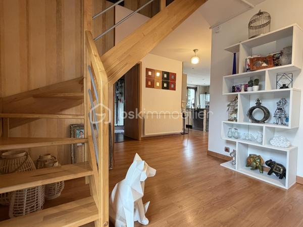Cette belle maison familiale de 160 m² implantée sur un terrain de 6,39 ares a trouvé ses nouveaux propriétaires !

Elle offrait de nombreux atouts :
. Un vaste salon-séjour lumineux avec accès direct à la terrasse
.Une cuisine fonctionnelle ouverte sur les espaces de vie
. 4 chambres réparties sur plusieurs niveaux
.Un grand palier pouvant faire office de bureau ou de salle de jeux
.Garage, chaufferie et buanderie
 .Fenêtres rénovées il y a 4 ans
. Façade récemment rénovée

Merci aux vendeurs pour leur confiance et félicitations aux acquéreurs pour ce beau projet ! 

Vous aussi, vous souhaitez vendre votre bien dans le secteur ? Contactez-moi pour une estimation offerte.