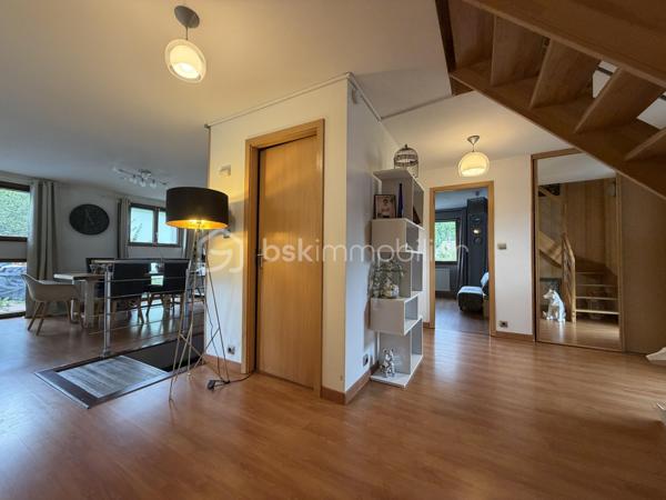 Cette belle maison familiale de 160 m² implantée sur un terrain de 6,39 ares a trouvé ses nouveaux propriétaires !

Elle offrait de nombreux atouts :
. Un vaste salon-séjour lumineux avec accès direct à la terrasse
.Une cuisine fonctionnelle ouverte sur les espaces de vie
. 4 chambres réparties sur plusieurs niveaux
.Un grand palier pouvant faire office de bureau ou de salle de jeux
.Garage, chaufferie et buanderie
 .Fenêtres rénovées il y a 4 ans
. Façade récemment rénovée

Merci aux vendeurs pour leur confiance et félicitations aux acquéreurs pour ce beau projet ! 

Vous aussi, vous souhaitez vendre votre bien dans le secteur ? Contactez-moi pour une estimation offerte.