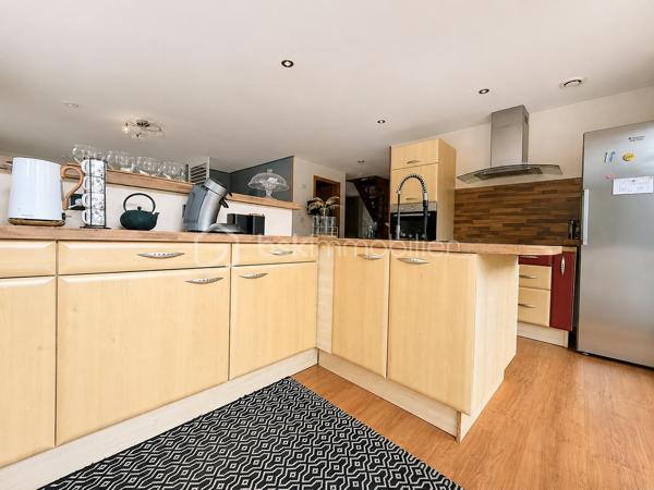 Cette belle maison familiale de 160 m² implantée sur un terrain de 6,39 ares a trouvé ses nouveaux propriétaires !

Elle offrait de nombreux atouts :
. Un vaste salon-séjour lumineux avec accès direct à la terrasse
.Une cuisine fonctionnelle ouverte sur les espaces de vie
. 4 chambres réparties sur plusieurs niveaux
.Un grand palier pouvant faire office de bureau ou de salle de jeux
.Garage, chaufferie et buanderie
 .Fenêtres rénovées il y a 4 ans
. Façade récemment rénovée

Merci aux vendeurs pour leur confiance et félicitations aux acquéreurs pour ce beau projet ! 

Vous aussi, vous souhaitez vendre votre bien dans le secteur ? Contactez-moi pour une estimation offerte.