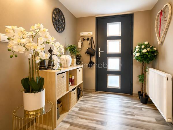 Cette belle maison familiale de 160 m² implantée sur un terrain de 6,39 ares a trouvé ses nouveaux propriétaires !

Elle offrait de nombreux atouts :
. Un vaste salon-séjour lumineux avec accès direct à la terrasse
.Une cuisine fonctionnelle ouverte sur les espaces de vie
. 4 chambres réparties sur plusieurs niveaux
.Un grand palier pouvant faire office de bureau ou de salle de jeux
.Garage, chaufferie et buanderie
 .Fenêtres rénovées il y a 4 ans
. Façade récemment rénovée

Merci aux vendeurs pour leur confiance et félicitations aux acquéreurs pour ce beau projet ! 

Vous aussi, vous souhaitez vendre votre bien dans le secteur ? Contactez-moi pour une estimation offerte.