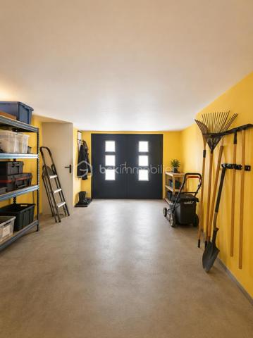 Cette belle maison familiale de 160 m² implantée sur un terrain de 6,39 ares a trouvé ses nouveaux propriétaires !

Elle offrait de nombreux atouts :
. Un vaste salon-séjour lumineux avec accès direct à la terrasse
.Une cuisine fonctionnelle ouverte sur les espaces de vie
. 4 chambres réparties sur plusieurs niveaux
.Un grand palier pouvant faire office de bureau ou de salle de jeux
.Garage, chaufferie et buanderie
 .Fenêtres rénovées il y a 4 ans
. Façade récemment rénovée

Merci aux vendeurs pour leur confiance et félicitations aux acquéreurs pour ce beau projet ! 

Vous aussi, vous souhaitez vendre votre bien dans le secteur ? Contactez-moi pour une estimation offerte.