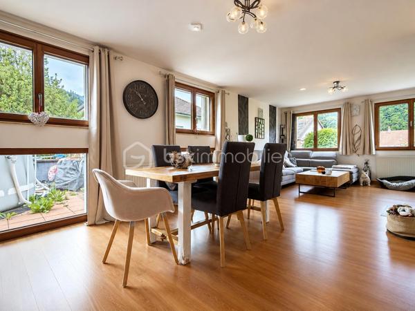 Cette belle maison familiale de 160 m² implantée sur un terrain de 6,39 ares a trouvé ses nouveaux propriétaires !

Elle offrait de nombreux atouts :
. Un vaste salon-séjour lumineux avec accès direct à la terrasse
.Une cuisine fonctionnelle ouverte sur les espaces de vie
. 4 chambres réparties sur plusieurs niveaux
.Un grand palier pouvant faire office de bureau ou de salle de jeux
.Garage, chaufferie et buanderie
 .Fenêtres rénovées il y a 4 ans
. Façade récemment rénovée

Merci aux vendeurs pour leur confiance et félicitations aux acquéreurs pour ce beau projet ! 

Vous aussi, vous souhaitez vendre votre bien dans le secteur ? Contactez-moi pour une estimation offerte.