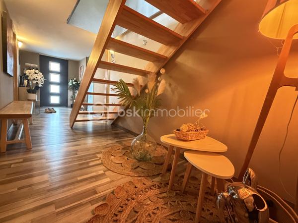 Cette belle maison familiale de 160 m² implantée sur un terrain de 6,39 ares a trouvé ses nouveaux propriétaires !

Elle offrait de nombreux atouts :
. Un vaste salon-séjour lumineux avec accès direct à la terrasse
.Une cuisine fonctionnelle ouverte sur les espaces de vie
. 4 chambres réparties sur plusieurs niveaux
.Un grand palier pouvant faire office de bureau ou de salle de jeux
.Garage, chaufferie et buanderie
 .Fenêtres rénovées il y a 4 ans
. Façade récemment rénovée

Merci aux vendeurs pour leur confiance et félicitations aux acquéreurs pour ce beau projet ! 

Vous aussi, vous souhaitez vendre votre bien dans le secteur ? Contactez-moi pour une estimation offerte.