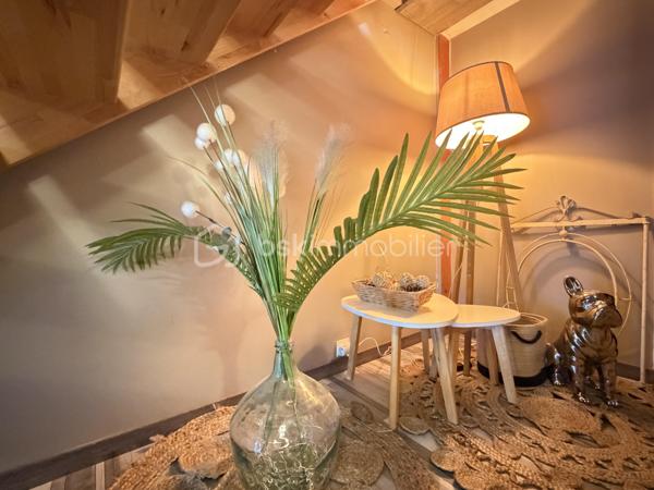 Cette belle maison familiale de 160 m² implantée sur un terrain de 6,39 ares a trouvé ses nouveaux propriétaires !

Elle offrait de nombreux atouts :
. Un vaste salon-séjour lumineux avec accès direct à la terrasse
.Une cuisine fonctionnelle ouverte sur les espaces de vie
. 4 chambres réparties sur plusieurs niveaux
.Un grand palier pouvant faire office de bureau ou de salle de jeux
.Garage, chaufferie et buanderie
 .Fenêtres rénovées il y a 4 ans
. Façade récemment rénovée

Merci aux vendeurs pour leur confiance et félicitations aux acquéreurs pour ce beau projet ! 

Vous aussi, vous souhaitez vendre votre bien dans le secteur ? Contactez-moi pour une estimation offerte.