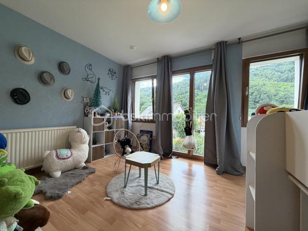 Cette belle maison familiale de 160 m² implantée sur un terrain de 6,39 ares a trouvé ses nouveaux propriétaires !

Elle offrait de nombreux atouts :
. Un vaste salon-séjour lumineux avec accès direct à la terrasse
.Une cuisine fonctionnelle ouverte sur les espaces de vie
. 4 chambres réparties sur plusieurs niveaux
.Un grand palier pouvant faire office de bureau ou de salle de jeux
.Garage, chaufferie et buanderie
 .Fenêtres rénovées il y a 4 ans
. Façade récemment rénovée

Merci aux vendeurs pour leur confiance et félicitations aux acquéreurs pour ce beau projet ! 

Vous aussi, vous souhaitez vendre votre bien dans le secteur ? Contactez-moi pour une estimation offerte.