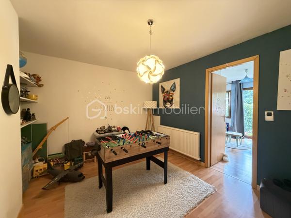 Cette belle maison familiale de 160 m² implantée sur un terrain de 6,39 ares a trouvé ses nouveaux propriétaires !

Elle offrait de nombreux atouts :
. Un vaste salon-séjour lumineux avec accès direct à la terrasse
.Une cuisine fonctionnelle ouverte sur les espaces de vie
. 4 chambres réparties sur plusieurs niveaux
.Un grand palier pouvant faire office de bureau ou de salle de jeux
.Garage, chaufferie et buanderie
 .Fenêtres rénovées il y a 4 ans
. Façade récemment rénovée

Merci aux vendeurs pour leur confiance et félicitations aux acquéreurs pour ce beau projet ! 

Vous aussi, vous souhaitez vendre votre bien dans le secteur ? Contactez-moi pour une estimation offerte.