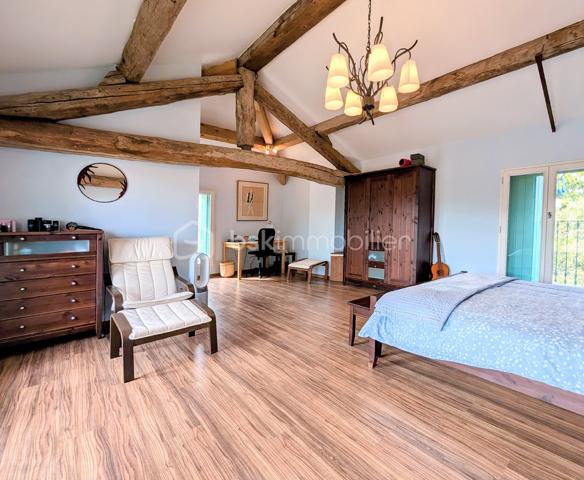 Située à Montagnac, cette maison de type vigneronne offre 124 m² habitables. Elle bénéficie d'un entretien récent et soigné, avec une façade ainsi que des gouttières et chéneaux refaits en 2025. La toiture est en très bon état (refaite en deux parties, en 2007 et 2016).
Le bien s'organise sur trois niveaux :
- Rez-de-chaussée : Un grand garage traversant d'une surface totale de 74 m².
- Premier étage : Une pièce de vie avec cuisine ouverte sur le séjour, un bureau, une première chambre de 12,6 m², une salle d'eau et une terrasse de 6 m².
- Deuxième étage : comprend une chambre de 16,8 m² et une grande suite parentale de 33,7 m² disposant de sa propre salle d'eau.
Côté technique, la maison est équipée d'un chauffage électrique, de menuiseries en bois avec volets battants en bois et d'un chauffe-eau électrique de 150 L installé en 2023.Une maison vigneronne fonctionnelle, aux volumes généreux et sans travaux extérieurs à prévoir.
