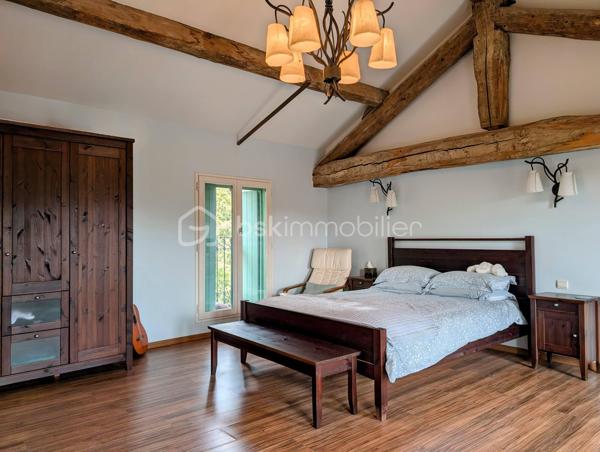 Située à Montagnac, cette maison de type vigneronne offre 124 m² habitables. Elle bénéficie d'un entretien récent et soigné, avec une façade ainsi que des gouttières et chéneaux refaits en 2025. La toiture est en très bon état (refaite en deux parties, en 2007 et 2016).
Le bien s'organise sur trois niveaux :
- Rez-de-chaussée : Un grand garage traversant d'une surface totale de 74 m².
- Premier étage : Une pièce de vie avec cuisine ouverte sur le séjour, un bureau, une première chambre de 12,6 m², une salle d'eau et une terrasse de 6 m².
- Deuxième étage : comprend une chambre de 16,8 m² et une grande suite parentale de 33,7 m² disposant de sa propre salle d'eau.
Côté technique, la maison est équipée d'un chauffage électrique, de menuiseries en bois avec volets battants en bois et d'un chauffe-eau électrique de 150 L installé en 2023.Une maison vigneronne fonctionnelle, aux volumes généreux et sans travaux extérieurs à prévoir.