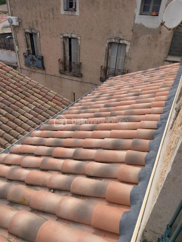 Située à Montagnac, cette maison de type vigneronne offre 124 m² habitables. Elle bénéficie d'un entretien récent et soigné, avec une façade ainsi que des gouttières et chéneaux refaits en 2025. La toiture est en très bon état (refaite en deux parties, en 2007 et 2016).
Le bien s'organise sur trois niveaux :
- Rez-de-chaussée : Un grand garage traversant d'une surface totale de 74 m².
- Premier étage : Une pièce de vie avec cuisine ouverte sur le séjour, un bureau, une première chambre de 12,6 m², une salle d'eau et une terrasse de 6 m².
- Deuxième étage : comprend une chambre de 16,8 m² et une grande suite parentale de 33,7 m² disposant de sa propre salle d'eau.
Côté technique, la maison est équipée d'un chauffage électrique, de menuiseries en bois avec volets battants en bois et d'un chauffe-eau électrique de 150 L installé en 2023.Une maison vigneronne fonctionnelle, aux volumes généreux et sans travaux extérieurs à prévoir.