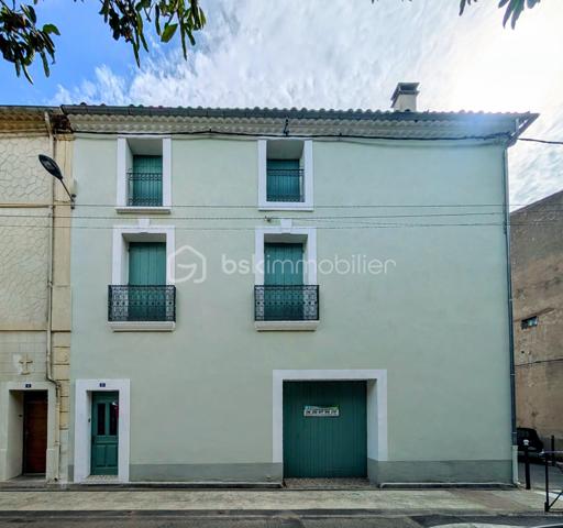 Située à Montagnac, cette maison de type vigneronne offre 124 m² habitables. Elle bénéficie d'un entretien récent et soigné, avec une façade ainsi que des gouttières et chéneaux refaits en 2025. La toiture est en très bon état (refaite en deux parties, en 2007 et 2016).
Le bien s'organise sur trois niveaux :
- Rez-de-chaussée : Un grand garage traversant d'une surface totale de 74 m².
- Premier étage : Une pièce de vie avec cuisine ouverte sur le séjour, un bureau, une première chambre de 12,6 m², une salle d'eau et une terrasse de 6 m².
- Deuxième étage : comprend une chambre de 16,8 m² et une grande suite parentale de 33,7 m² disposant de sa propre salle d'eau.
Côté technique, la maison est équipée d'un chauffage électrique, de menuiseries en bois avec volets battants en bois et d'un chauffe-eau électrique de 150 L installé en 2023.Une maison vigneronne fonctionnelle, aux volumes généreux et sans travaux extérieurs à prévoir.