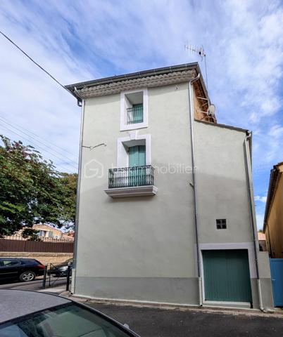 Située à Montagnac, cette maison de type vigneronne offre 124 m² habitables. Elle bénéficie d'un entretien récent et soigné, avec une façade ainsi que des gouttières et chéneaux refaits en 2025. La toiture est en très bon état (refaite en deux parties, en 2007 et 2016).
Le bien s'organise sur trois niveaux :
- Rez-de-chaussée : Un grand garage traversant d'une surface totale de 74 m².
- Premier étage : Une pièce de vie avec cuisine ouverte sur le séjour, un bureau, une première chambre de 12,6 m², une salle d'eau et une terrasse de 6 m².
- Deuxième étage : comprend une chambre de 16,8 m² et une grande suite parentale de 33,7 m² disposant de sa propre salle d'eau.
Côté technique, la maison est équipée d'un chauffage électrique, de menuiseries en bois avec volets battants en bois et d'un chauffe-eau électrique de 150 L installé en 2023.Une maison vigneronne fonctionnelle, aux volumes généreux et sans travaux extérieurs à prévoir.