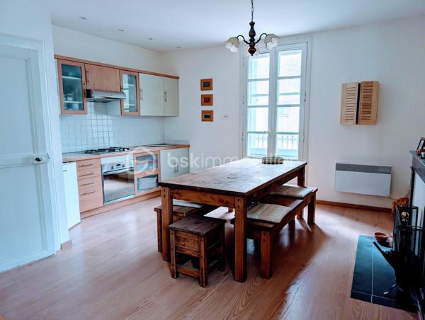 Située à Montagnac, cette maison de type vigneronne offre 124 m² habitables. Elle bénéficie d'un entretien récent et soigné, avec une façade ainsi que des gouttières et chéneaux refaits en 2025. La toiture est en très bon état (refaite en deux parties, en 2007 et 2016).
Le bien s'organise sur trois niveaux :
- Rez-de-chaussée : Un grand garage traversant d'une surface totale de 74 m².
- Premier étage : Une pièce de vie avec cuisine ouverte sur le séjour, un bureau, une première chambre de 12,6 m², une salle d'eau et une terrasse de 6 m².
- Deuxième étage : comprend une chambre de 16,8 m² et une grande suite parentale de 33,7 m² disposant de sa propre salle d'eau.
Côté technique, la maison est équipée d'un chauffage électrique, de menuiseries en bois avec volets battants en bois et d'un chauffe-eau électrique de 150 L installé en 2023.Une maison vigneronne fonctionnelle, aux volumes généreux et sans travaux extérieurs à prévoir.