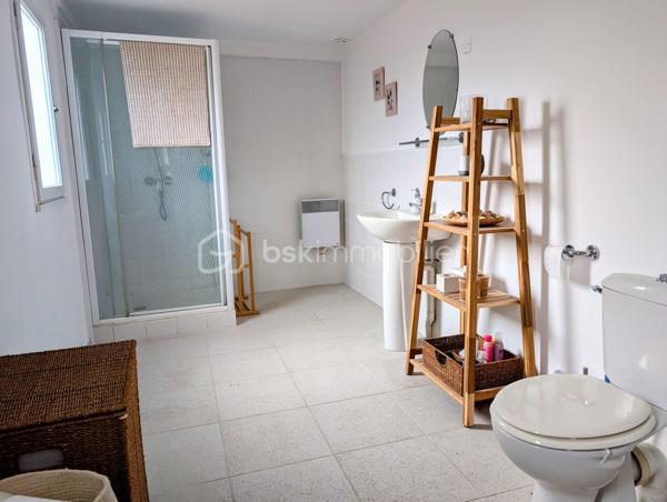 Située à Montagnac, cette maison de type vigneronne offre 124 m² habitables. Elle bénéficie d'un entretien récent et soigné, avec une façade ainsi que des gouttières et chéneaux refaits en 2025. La toiture est en très bon état (refaite en deux parties, en 2007 et 2016).
Le bien s'organise sur trois niveaux :
- Rez-de-chaussée : Un grand garage traversant d'une surface totale de 74 m².
- Premier étage : Une pièce de vie avec cuisine ouverte sur le séjour, un bureau, une première chambre de 12,6 m², une salle d'eau et une terrasse de 6 m².
- Deuxième étage : comprend une chambre de 16,8 m² et une grande suite parentale de 33,7 m² disposant de sa propre salle d'eau.
Côté technique, la maison est équipée d'un chauffage électrique, de menuiseries en bois avec volets battants en bois et d'un chauffe-eau électrique de 150 L installé en 2023.Une maison vigneronne fonctionnelle, aux volumes généreux et sans travaux extérieurs à prévoir.