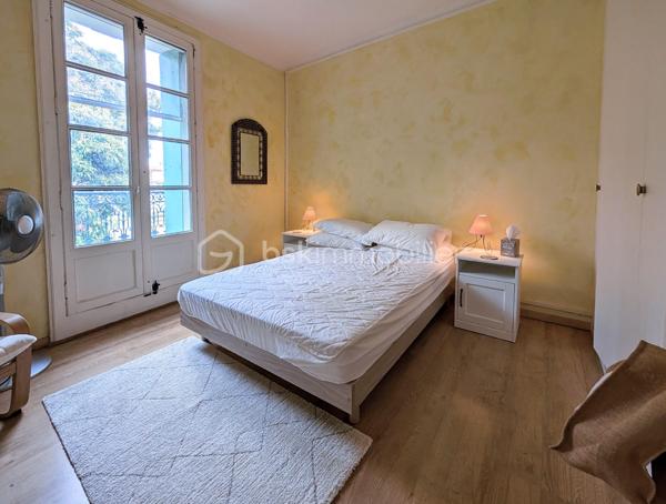 Située à Montagnac, cette maison de type vigneronne offre 124 m² habitables. Elle bénéficie d'un entretien récent et soigné, avec une façade ainsi que des gouttières et chéneaux refaits en 2025. La toiture est en très bon état (refaite en deux parties, en 2007 et 2016).
Le bien s'organise sur trois niveaux :
- Rez-de-chaussée : Un grand garage traversant d'une surface totale de 74 m².
- Premier étage : Une pièce de vie avec cuisine ouverte sur le séjour, un bureau, une première chambre de 12,6 m², une salle d'eau et une terrasse de 6 m².
- Deuxième étage : comprend une chambre de 16,8 m² et une grande suite parentale de 33,7 m² disposant de sa propre salle d'eau.
Côté technique, la maison est équipée d'un chauffage électrique, de menuiseries en bois avec volets battants en bois et d'un chauffe-eau électrique de 150 L installé en 2023.Une maison vigneronne fonctionnelle, aux volumes généreux et sans travaux extérieurs à prévoir.