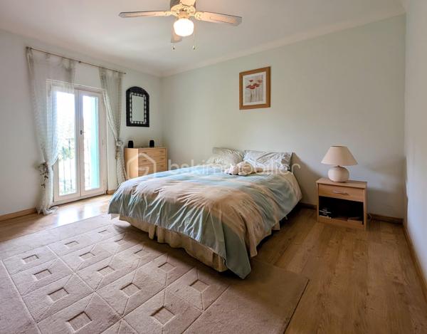 Située à Montagnac, cette maison de type vigneronne offre 124 m² habitables. Elle bénéficie d'un entretien récent et soigné, avec une façade ainsi que des gouttières et chéneaux refaits en 2025. La toiture est en très bon état (refaite en deux parties, en 2007 et 2016).
Le bien s'organise sur trois niveaux :
- Rez-de-chaussée : Un grand garage traversant d'une surface totale de 74 m².
- Premier étage : Une pièce de vie avec cuisine ouverte sur le séjour, un bureau, une première chambre de 12,6 m², une salle d'eau et une terrasse de 6 m².
- Deuxième étage : comprend une chambre de 16,8 m² et une grande suite parentale de 33,7 m² disposant de sa propre salle d'eau.
Côté technique, la maison est équipée d'un chauffage électrique, de menuiseries en bois avec volets battants en bois et d'un chauffe-eau électrique de 150 L installé en 2023.Une maison vigneronne fonctionnelle, aux volumes généreux et sans travaux extérieurs à prévoir.