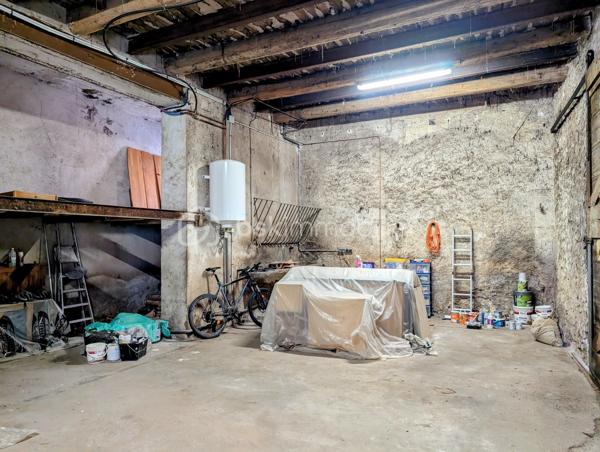Située à Montagnac, cette maison de type vigneronne offre 124 m² habitables. Elle bénéficie d'un entretien récent et soigné, avec une façade ainsi que des gouttières et chéneaux refaits en 2025. La toiture est en très bon état (refaite en deux parties, en 2007 et 2016).
Le bien s'organise sur trois niveaux :
- Rez-de-chaussée : Un grand garage traversant d'une surface totale de 74 m².
- Premier étage : Une pièce de vie avec cuisine ouverte sur le séjour, un bureau, une première chambre de 12,6 m², une salle d'eau et une terrasse de 6 m².
- Deuxième étage : comprend une chambre de 16,8 m² et une grande suite parentale de 33,7 m² disposant de sa propre salle d'eau.
Côté technique, la maison est équipée d'un chauffage électrique, de menuiseries en bois avec volets battants en bois et d'un chauffe-eau électrique de 150 L installé en 2023.Une maison vigneronne fonctionnelle, aux volumes généreux et sans travaux extérieurs à prévoir.