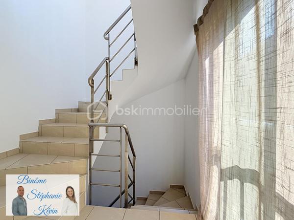 🏡 PIGNAN – Ensemble immobilier avec maison de village familiale et appartement indépendant (2 bâtiments différents)

Au cœur du charmant village de Pignan, découvrez ce superbe ensemble immobilier entièrement rafraichi avec goût, alliant confort moderne, fonctionnalité et fort potentiel locatif. 
Une opportunité rare, idéale pour une résidence principale avec revenu complémentaire ou pour un projet d’investissement.

* PREMIER BATIMENT: La maison principale – Environ 97 m²

Élevée sur deux niveaux, cette maison séduit dès l’entrée par ses volumes généreux.

Au premier étage :

✨ Belle pièce de vie lumineuse d’environ 40 m²
🍽️ Cuisine entièrement rénovée
🌿 Parquet neuf
🚻 WC indépendant
❄️ Climatisation réversible
🪟 Menuiseries aluminium double vitrage

Au deuxième étage :

🛏️ 3 chambres, dont 2 avec mezzanines
🚿 Salle d’eau avec WC
🎨 Peintures entièrement refaites (murs et plafonds)


*SECOND BATIMENT: L’appartement indépendant – T2 d’environ 31 m²

Un véritable atout pour générer un revenu locatif, exercer une profession libérale ou accueillir un proche en toute autonomie.

Il comprend :

✨ Une pièce de vie avec cuisine ouverte 
🛏️ Une chambre à l’étage
🚿 Une salle d’eau avec WC
❄️ Climatisation réversible
🪟 Menuiseries aluminium et volets roulants

*Les extérieurs
🚗 Place de stationnement sécurisée avec portail électrique
🌞 Terrasse d’environ 30 m²
📦 Espace de stockage avec grand placard

*Les atouts de ce bien
✅ Aucun travaux à prévoir
✅ Double habitation
✅ Fort potentiel locatif
✅ Climatisation réversible sur chaque niveau
✅ Prestations modernes et soignées
✅ Stationnement rare sur le secteur
✅ Idéal pour une résidence principale avec investissement complémentaire

Le bien est situé au sein d’une copropriété de 6 lots.

📍 Emplacement recherché, à proximité immédiate des commerces, écoles et commodités, et à seulement quelques minutes de Montpellier.

📞 Une opportunité rare à Pignan, à découvrir sans tarder !

🎥 Vidéo de présentation disponible sur demande.