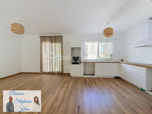 🏡 PIGNAN – Ensemble immobilier avec maison de village familiale et appartement indépendant (2 bâtiments différents)

Au cœur du charmant village de Pignan, découvrez ce superbe ensemble immobilier entièrement rafraichi avec goût, alliant confort moderne, fonctionnalité et fort potentiel locatif. 
Une opportunité rare, idéale pour une résidence principale avec revenu complémentaire ou pour un projet d’investissement.

* PREMIER BATIMENT: La maison principale – Environ 97 m²

Élevée sur deux niveaux, cette maison séduit dès l’entrée par ses volumes généreux.

Au premier étage :

✨ Belle pièce de vie lumineuse d’environ 40 m²
🍽️ Cuisine entièrement rénovée
🌿 Parquet neuf
🚻 WC indépendant
❄️ Climatisation réversible
🪟 Menuiseries aluminium double vitrage

Au deuxième étage :

🛏️ 3 chambres, dont 2 avec mezzanines
🚿 Salle d’eau avec WC
🎨 Peintures entièrement refaites (murs et plafonds)


*SECOND BATIMENT: L’appartement indépendant – T2 d’environ 31 m²

Un véritable atout pour générer un revenu locatif, exercer une profession libérale ou accueillir un proche en toute autonomie.

Il comprend :

✨ Une pièce de vie avec cuisine ouverte 
🛏️ Une chambre à l’étage
🚿 Une salle d’eau avec WC
❄️ Climatisation réversible
🪟 Menuiseries aluminium et volets roulants

*Les extérieurs
🚗 Place de stationnement sécurisée avec portail électrique
🌞 Terrasse d’environ 30 m²
📦 Espace de stockage avec grand placard

*Les atouts de ce bien
✅ Aucun travaux à prévoir
✅ Double habitation
✅ Fort potentiel locatif
✅ Climatisation réversible sur chaque niveau
✅ Prestations modernes et soignées
✅ Stationnement rare sur le secteur
✅ Idéal pour une résidence principale avec investissement complémentaire

Le bien est situé au sein d’une copropriété de 6 lots.

📍 Emplacement recherché, à proximité immédiate des commerces, écoles et commodités, et à seulement quelques minutes de Montpellier.

📞 Une opportunité rare à Pignan, à découvrir sans tarder !

🎥 Vidéo de présentation disponible sur demande.
