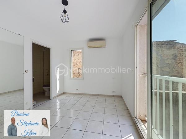 🏡 PIGNAN – Ensemble immobilier avec maison de village familiale et appartement indépendant (2 bâtiments différents)

Au cœur du charmant village de Pignan, découvrez ce superbe ensemble immobilier entièrement rafraichi avec goût, alliant confort moderne, fonctionnalité et fort potentiel locatif. 
Une opportunité rare, idéale pour une résidence principale avec revenu complémentaire ou pour un projet d’investissement.

* PREMIER BATIMENT: La maison principale – Environ 97 m²

Élevée sur deux niveaux, cette maison séduit dès l’entrée par ses volumes généreux.

Au premier étage :

✨ Belle pièce de vie lumineuse d’environ 40 m²
🍽️ Cuisine entièrement rénovée
🌿 Parquet neuf
🚻 WC indépendant
❄️ Climatisation réversible
🪟 Menuiseries aluminium double vitrage

Au deuxième étage :

🛏️ 3 chambres, dont 2 avec mezzanines
🚿 Salle d’eau avec WC
🎨 Peintures entièrement refaites (murs et plafonds)


*SECOND BATIMENT: L’appartement indépendant – T2 d’environ 31 m²

Un véritable atout pour générer un revenu locatif, exercer une profession libérale ou accueillir un proche en toute autonomie.

Il comprend :

✨ Une pièce de vie avec cuisine ouverte 
🛏️ Une chambre à l’étage
🚿 Une salle d’eau avec WC
❄️ Climatisation réversible
🪟 Menuiseries aluminium et volets roulants

*Les extérieurs
🚗 Place de stationnement sécurisée avec portail électrique
🌞 Terrasse d’environ 30 m²
📦 Espace de stockage avec grand placard

*Les atouts de ce bien
✅ Aucun travaux à prévoir
✅ Double habitation
✅ Fort potentiel locatif
✅ Climatisation réversible sur chaque niveau
✅ Prestations modernes et soignées
✅ Stationnement rare sur le secteur
✅ Idéal pour une résidence principale avec investissement complémentaire

Le bien est situé au sein d’une copropriété de 6 lots.

📍 Emplacement recherché, à proximité immédiate des commerces, écoles et commodités, et à seulement quelques minutes de Montpellier.

📞 Une opportunité rare à Pignan, à découvrir sans tarder !

🎥 Vidéo de présentation disponible sur demande.