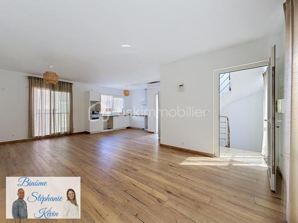 🏡 PIGNAN – Ensemble immobilier avec maison de village familiale et appartement indépendant (2 bâtiments différents)

Au cœur du charmant village de Pignan, découvrez ce superbe ensemble immobilier entièrement rafraichi avec goût, alliant confort moderne, fonctionnalité et fort potentiel locatif. 
Une opportunité rare, idéale pour une résidence principale avec revenu complémentaire ou pour un projet d’investissement.

* PREMIER BATIMENT: La maison principale – Environ 97 m²

Élevée sur deux niveaux, cette maison séduit dès l’entrée par ses volumes généreux.

Au premier étage :

✨ Belle pièce de vie lumineuse d’environ 40 m²
🍽️ Cuisine entièrement rénovée
🌿 Parquet neuf
🚻 WC indépendant
❄️ Climatisation réversible
🪟 Menuiseries aluminium double vitrage

Au deuxième étage :

🛏️ 3 chambres, dont 2 avec mezzanines
🚿 Salle d’eau avec WC
🎨 Peintures entièrement refaites (murs et plafonds)


*SECOND BATIMENT: L’appartement indépendant – T2 d’environ 31 m²

Un véritable atout pour générer un revenu locatif, exercer une profession libérale ou accueillir un proche en toute autonomie.

Il comprend :

✨ Une pièce de vie avec cuisine ouverte 
🛏️ Une chambre à l’étage
🚿 Une salle d’eau avec WC
❄️ Climatisation réversible
🪟 Menuiseries aluminium et volets roulants

*Les extérieurs
🚗 Place de stationnement sécurisée avec portail électrique
🌞 Terrasse d’environ 30 m²
📦 Espace de stockage avec grand placard

*Les atouts de ce bien
✅ Aucun travaux à prévoir
✅ Double habitation
✅ Fort potentiel locatif
✅ Climatisation réversible sur chaque niveau
✅ Prestations modernes et soignées
✅ Stationnement rare sur le secteur
✅ Idéal pour une résidence principale avec investissement complémentaire

Le bien est situé au sein d’une copropriété de 6 lots.

📍 Emplacement recherché, à proximité immédiate des commerces, écoles et commodités, et à seulement quelques minutes de Montpellier.

📞 Une opportunité rare à Pignan, à découvrir sans tarder !

🎥 Vidéo de présentation disponible sur demande.