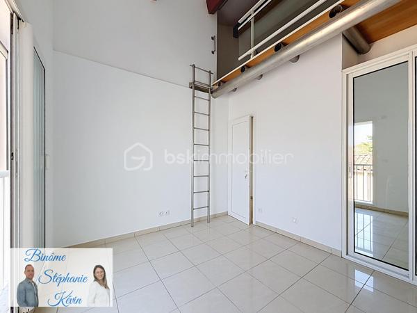 🏡 PIGNAN – Ensemble immobilier avec maison de village familiale et appartement indépendant (2 bâtiments différents)

Au cœur du charmant village de Pignan, découvrez ce superbe ensemble immobilier entièrement rafraichi avec goût, alliant confort moderne, fonctionnalité et fort potentiel locatif. 
Une opportunité rare, idéale pour une résidence principale avec revenu complémentaire ou pour un projet d’investissement.

* PREMIER BATIMENT: La maison principale – Environ 97 m²

Élevée sur deux niveaux, cette maison séduit dès l’entrée par ses volumes généreux.

Au premier étage :

✨ Belle pièce de vie lumineuse d’environ 40 m²
🍽️ Cuisine entièrement rénovée
🌿 Parquet neuf
🚻 WC indépendant
❄️ Climatisation réversible
🪟 Menuiseries aluminium double vitrage

Au deuxième étage :

🛏️ 3 chambres, dont 2 avec mezzanines
🚿 Salle d’eau avec WC
🎨 Peintures entièrement refaites (murs et plafonds)


*SECOND BATIMENT: L’appartement indépendant – T2 d’environ 31 m²

Un véritable atout pour générer un revenu locatif, exercer une profession libérale ou accueillir un proche en toute autonomie.

Il comprend :

✨ Une pièce de vie avec cuisine ouverte 
🛏️ Une chambre à l’étage
🚿 Une salle d’eau avec WC
❄️ Climatisation réversible
🪟 Menuiseries aluminium et volets roulants

*Les extérieurs
🚗 Place de stationnement sécurisée avec portail électrique
🌞 Terrasse d’environ 30 m²
📦 Espace de stockage avec grand placard

*Les atouts de ce bien
✅ Aucun travaux à prévoir
✅ Double habitation
✅ Fort potentiel locatif
✅ Climatisation réversible sur chaque niveau
✅ Prestations modernes et soignées
✅ Stationnement rare sur le secteur
✅ Idéal pour une résidence principale avec investissement complémentaire

Le bien est situé au sein d’une copropriété de 6 lots.

📍 Emplacement recherché, à proximité immédiate des commerces, écoles et commodités, et à seulement quelques minutes de Montpellier.

📞 Une opportunité rare à Pignan, à découvrir sans tarder !

🎥 Vidéo de présentation disponible sur demande.