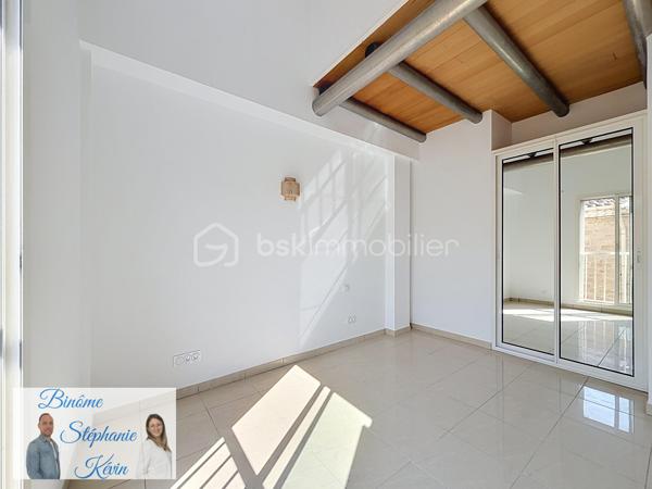 🏡 PIGNAN – Ensemble immobilier avec maison de village familiale et appartement indépendant (2 bâtiments différents)

Au cœur du charmant village de Pignan, découvrez ce superbe ensemble immobilier entièrement rafraichi avec goût, alliant confort moderne, fonctionnalité et fort potentiel locatif. 
Une opportunité rare, idéale pour une résidence principale avec revenu complémentaire ou pour un projet d’investissement.

* PREMIER BATIMENT: La maison principale – Environ 97 m²

Élevée sur deux niveaux, cette maison séduit dès l’entrée par ses volumes généreux.

Au premier étage :

✨ Belle pièce de vie lumineuse d’environ 40 m²
🍽️ Cuisine entièrement rénovée
🌿 Parquet neuf
🚻 WC indépendant
❄️ Climatisation réversible
🪟 Menuiseries aluminium double vitrage

Au deuxième étage :

🛏️ 3 chambres, dont 2 avec mezzanines
🚿 Salle d’eau avec WC
🎨 Peintures entièrement refaites (murs et plafonds)


*SECOND BATIMENT: L’appartement indépendant – T2 d’environ 31 m²

Un véritable atout pour générer un revenu locatif, exercer une profession libérale ou accueillir un proche en toute autonomie.

Il comprend :

✨ Une pièce de vie avec cuisine ouverte 
🛏️ Une chambre à l’étage
🚿 Une salle d’eau avec WC
❄️ Climatisation réversible
🪟 Menuiseries aluminium et volets roulants

*Les extérieurs
🚗 Place de stationnement sécurisée avec portail électrique
🌞 Terrasse d’environ 30 m²
📦 Espace de stockage avec grand placard

*Les atouts de ce bien
✅ Aucun travaux à prévoir
✅ Double habitation
✅ Fort potentiel locatif
✅ Climatisation réversible sur chaque niveau
✅ Prestations modernes et soignées
✅ Stationnement rare sur le secteur
✅ Idéal pour une résidence principale avec investissement complémentaire

Le bien est situé au sein d’une copropriété de 6 lots.

📍 Emplacement recherché, à proximité immédiate des commerces, écoles et commodités, et à seulement quelques minutes de Montpellier.

📞 Une opportunité rare à Pignan, à découvrir sans tarder !

🎥 Vidéo de présentation disponible sur demande.