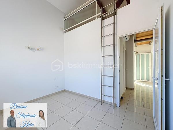 🏡 PIGNAN – Ensemble immobilier avec maison de village familiale et appartement indépendant (2 bâtiments différents)

Au cœur du charmant village de Pignan, découvrez ce superbe ensemble immobilier entièrement rafraichi avec goût, alliant confort moderne, fonctionnalité et fort potentiel locatif. 
Une opportunité rare, idéale pour une résidence principale avec revenu complémentaire ou pour un projet d’investissement.

* PREMIER BATIMENT: La maison principale – Environ 97 m²

Élevée sur deux niveaux, cette maison séduit dès l’entrée par ses volumes généreux.

Au premier étage :

✨ Belle pièce de vie lumineuse d’environ 40 m²
🍽️ Cuisine entièrement rénovée
🌿 Parquet neuf
🚻 WC indépendant
❄️ Climatisation réversible
🪟 Menuiseries aluminium double vitrage

Au deuxième étage :

🛏️ 3 chambres, dont 2 avec mezzanines
🚿 Salle d’eau avec WC
🎨 Peintures entièrement refaites (murs et plafonds)


*SECOND BATIMENT: L’appartement indépendant – T2 d’environ 31 m²

Un véritable atout pour générer un revenu locatif, exercer une profession libérale ou accueillir un proche en toute autonomie.

Il comprend :

✨ Une pièce de vie avec cuisine ouverte 
🛏️ Une chambre à l’étage
🚿 Une salle d’eau avec WC
❄️ Climatisation réversible
🪟 Menuiseries aluminium et volets roulants

*Les extérieurs
🚗 Place de stationnement sécurisée avec portail électrique
🌞 Terrasse d’environ 30 m²
📦 Espace de stockage avec grand placard

*Les atouts de ce bien
✅ Aucun travaux à prévoir
✅ Double habitation
✅ Fort potentiel locatif
✅ Climatisation réversible sur chaque niveau
✅ Prestations modernes et soignées
✅ Stationnement rare sur le secteur
✅ Idéal pour une résidence principale avec investissement complémentaire

Le bien est situé au sein d’une copropriété de 6 lots.

📍 Emplacement recherché, à proximité immédiate des commerces, écoles et commodités, et à seulement quelques minutes de Montpellier.

📞 Une opportunité rare à Pignan, à découvrir sans tarder !

🎥 Vidéo de présentation disponible sur demande.