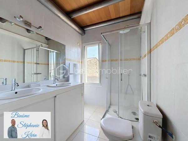 🏡 PIGNAN – Ensemble immobilier avec maison de village familiale et appartement indépendant (2 bâtiments différents)

Au cœur du charmant village de Pignan, découvrez ce superbe ensemble immobilier entièrement rafraichi avec goût, alliant confort moderne, fonctionnalité et fort potentiel locatif. 
Une opportunité rare, idéale pour une résidence principale avec revenu complémentaire ou pour un projet d’investissement.

* PREMIER BATIMENT: La maison principale – Environ 97 m²

Élevée sur deux niveaux, cette maison séduit dès l’entrée par ses volumes généreux.

Au premier étage :

✨ Belle pièce de vie lumineuse d’environ 40 m²
🍽️ Cuisine entièrement rénovée
🌿 Parquet neuf
🚻 WC indépendant
❄️ Climatisation réversible
🪟 Menuiseries aluminium double vitrage

Au deuxième étage :

🛏️ 3 chambres, dont 2 avec mezzanines
🚿 Salle d’eau avec WC
🎨 Peintures entièrement refaites (murs et plafonds)


*SECOND BATIMENT: L’appartement indépendant – T2 d’environ 31 m²

Un véritable atout pour générer un revenu locatif, exercer une profession libérale ou accueillir un proche en toute autonomie.

Il comprend :

✨ Une pièce de vie avec cuisine ouverte 
🛏️ Une chambre à l’étage
🚿 Une salle d’eau avec WC
❄️ Climatisation réversible
🪟 Menuiseries aluminium et volets roulants

*Les extérieurs
🚗 Place de stationnement sécurisée avec portail électrique
🌞 Terrasse d’environ 30 m²
📦 Espace de stockage avec grand placard

*Les atouts de ce bien
✅ Aucun travaux à prévoir
✅ Double habitation
✅ Fort potentiel locatif
✅ Climatisation réversible sur chaque niveau
✅ Prestations modernes et soignées
✅ Stationnement rare sur le secteur
✅ Idéal pour une résidence principale avec investissement complémentaire

Le bien est situé au sein d’une copropriété de 6 lots.

📍 Emplacement recherché, à proximité immédiate des commerces, écoles et commodités, et à seulement quelques minutes de Montpellier.

📞 Une opportunité rare à Pignan, à découvrir sans tarder !

🎥 Vidéo de présentation disponible sur demande.