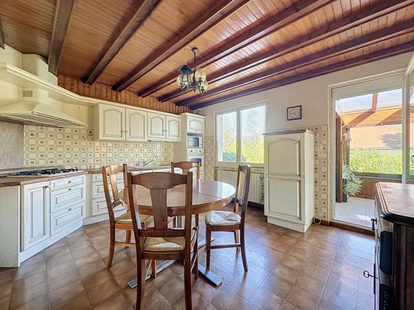 Maison traditionnelle T6 - 178 m²/361 m² - 5 Chambres - Terrasses - Vue Bassin Jurassien et Salève - Terrain 1252 m² - NEYDENS 74160