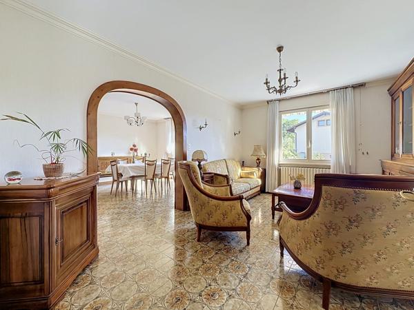 Maison traditionnelle T6 - 178 m²/361 m² - 5 Chambres - Terrasses - Vue Bassin Jurassien et Salève - Terrain 1252 m² - NEYDENS 74160