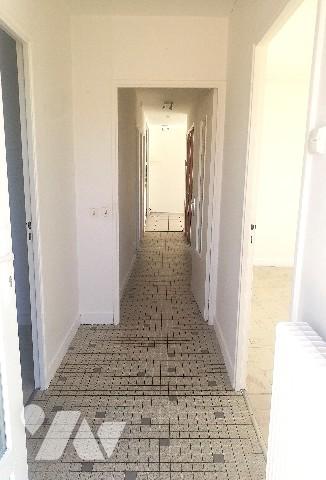 En centre-ville, à proximité des écoles et des commerces, maison de plain-pied avec garage et jardin