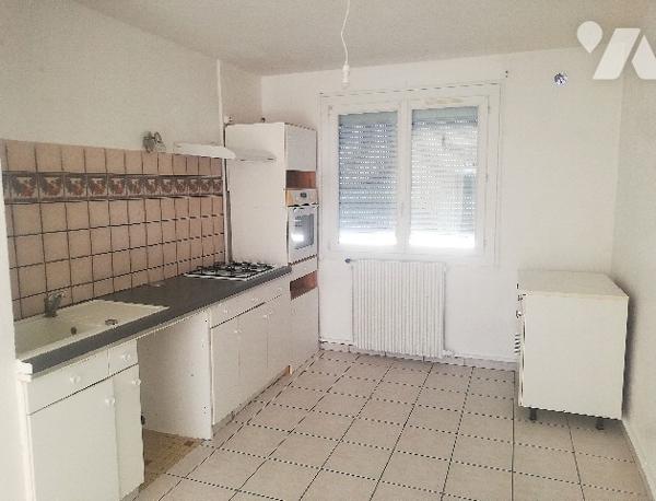 En centre-ville, à proximité des écoles et des commerces, maison de plain-pied avec garage et jardin